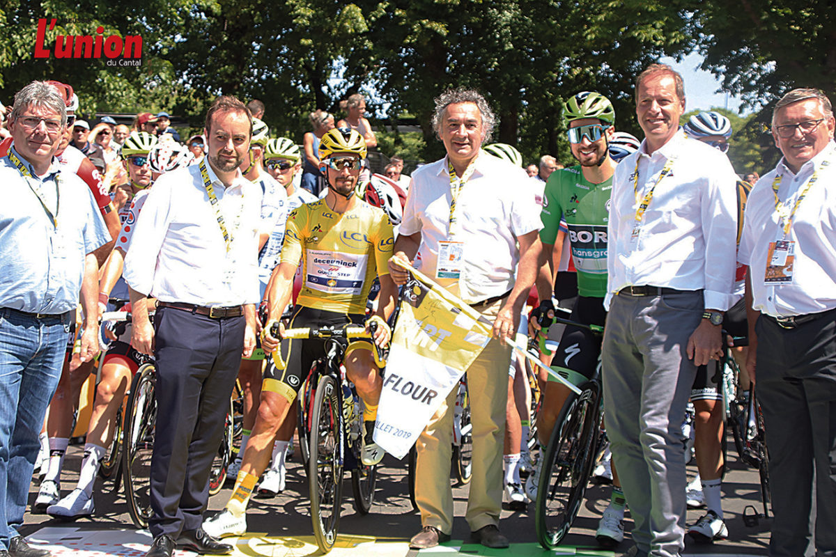 pIERRE jarlier DONNE LE D2PART DE LA 10E 2TAPE DU tOUR DE France à SAINT-FLOUR Depart du Tour de France - Photos l'Union du Cantal