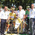 pIERRE jarlier DONNE LE D2PART DE LA 10E 2TAPE DU tOUR DE France à SAINT-FLOUR Depart du Tour de France - Photos l'Union du Cantal
